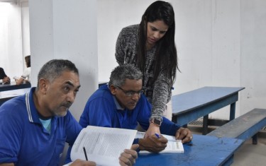 Morador de Goiânia desenvolve projeto que leva escola para obras